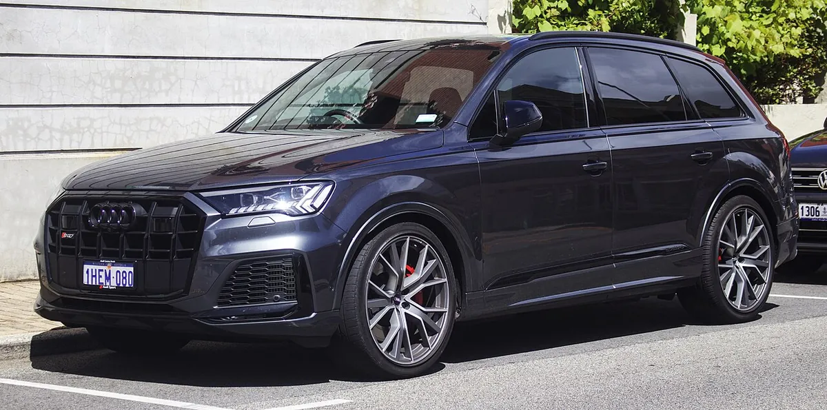 Audi SQ7 4M facelift SUV viewed from the front and side