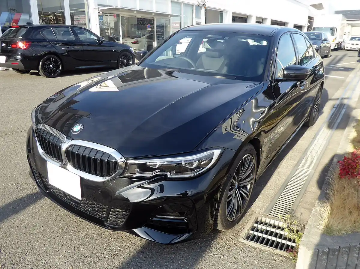 BMW 320i M Sport sedan exterior reference photograph