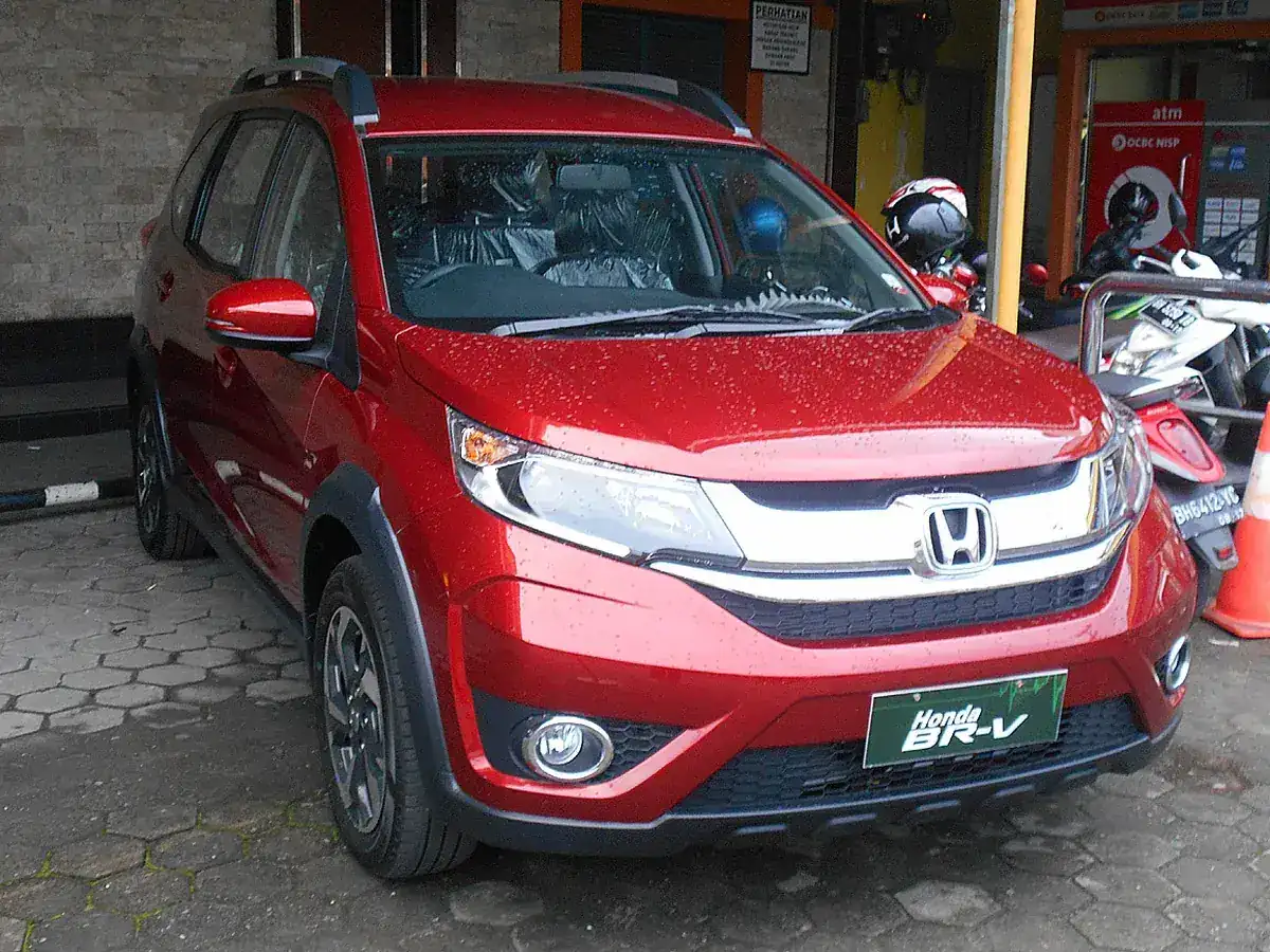 Red 2016 first-generation Honda BR-V viewed from the front and side