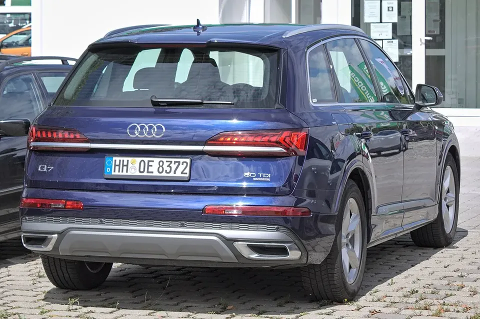Blue Audi Q7 4M facelift SUV viewed from the rear and side