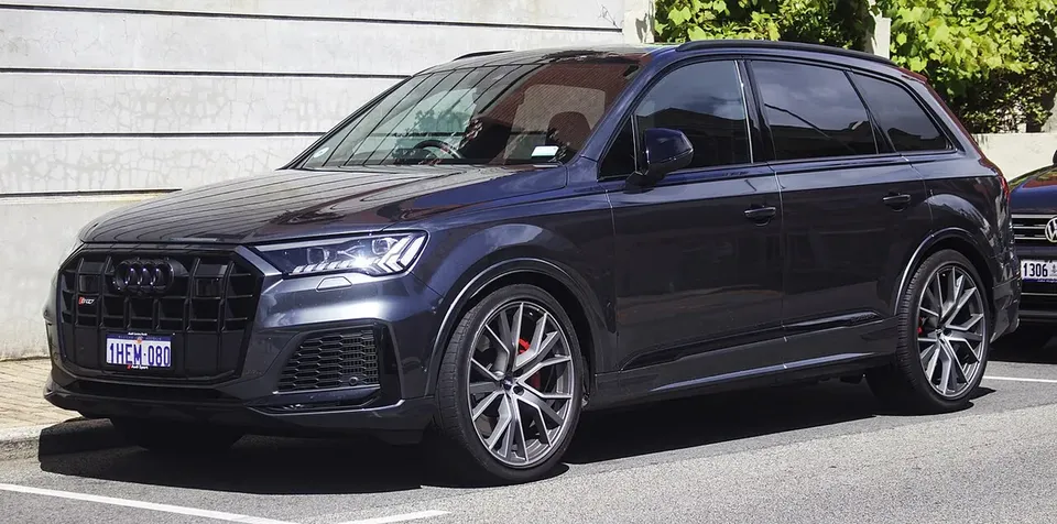 Audi SQ7 4M facelift SUV viewed from the front and side