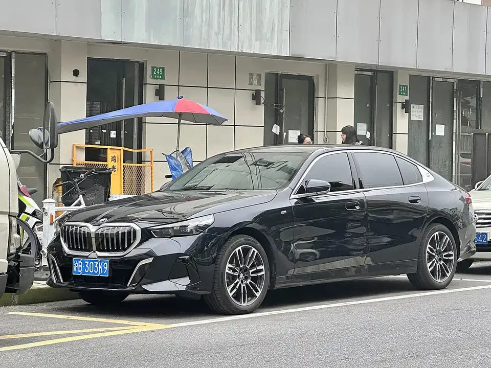 BMW 525Li long-wheelbase sedan exterior reference photograph