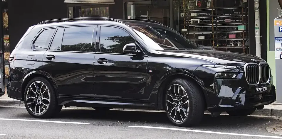 2025 BMW X7 xDrive40d M Sport facelift photographed at Bondi exterior reference photograph