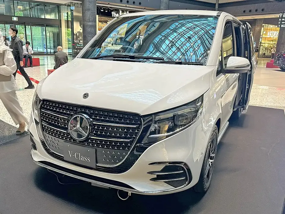 Mercedes-Benz V 220 d long exterior reference photograph