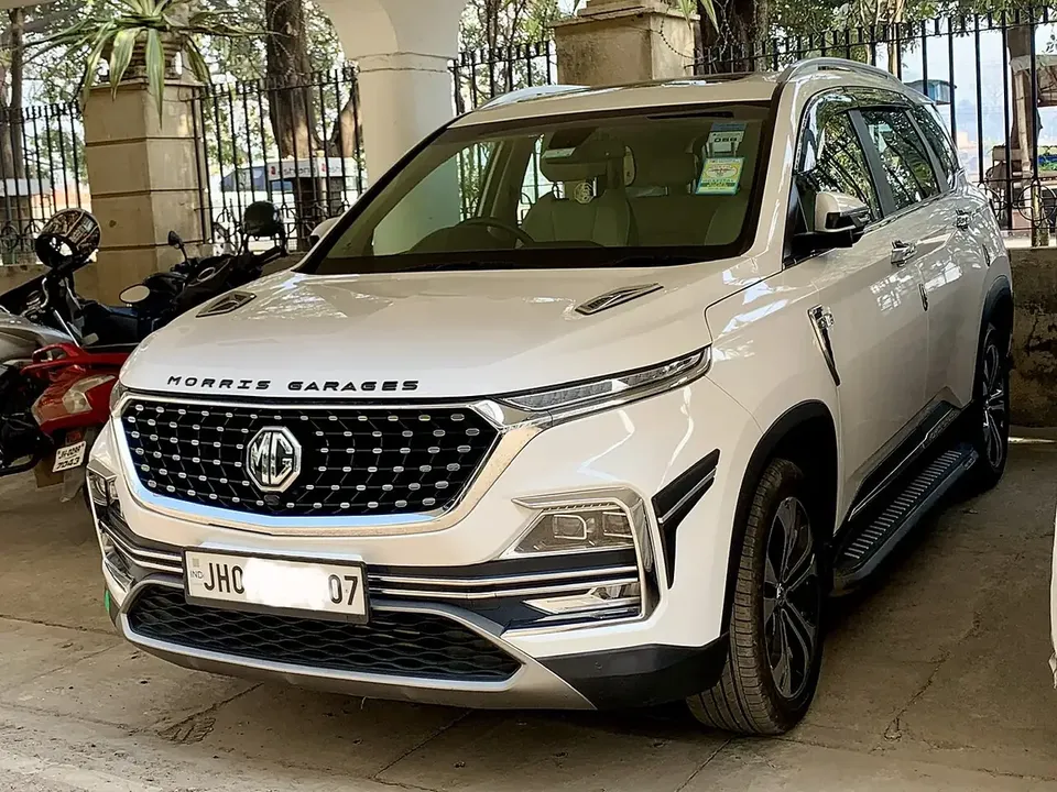 White earlier-styling Indian MG Hector viewed from the front and side