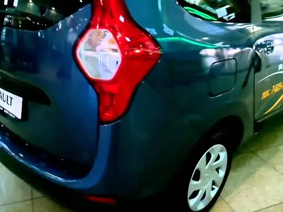 Rear-quarter detail of a blue Renault Lodgy showing its tail lamp and rear wheel
