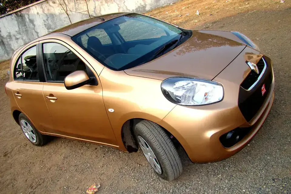Copper-orange Renault Pulse hatchback viewed from the front and side