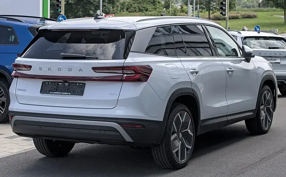 White second-generation Škoda Kodiaq viewed from the rear and side in Germany