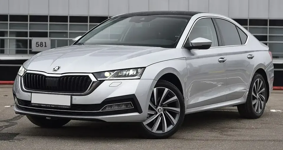 Silver regular fourth-generation Škoda Octavia liftback seen from the front and side