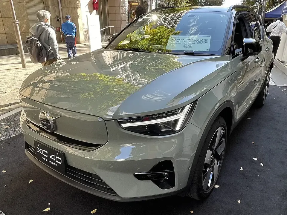 Light-coloured Volvo XC40 Recharge Twin Motor electric SUV seen from the front and side