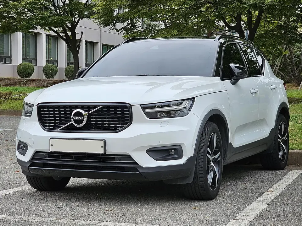 White Volvo XC40 T4 R-Design combustion SUV seen from the front and side