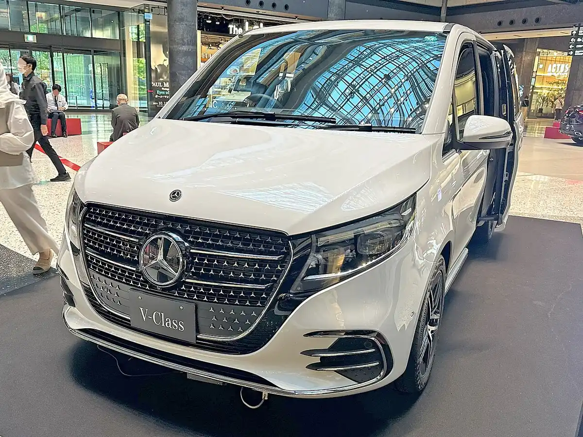 Mercedes-Benz V 220 d long exterior reference photograph