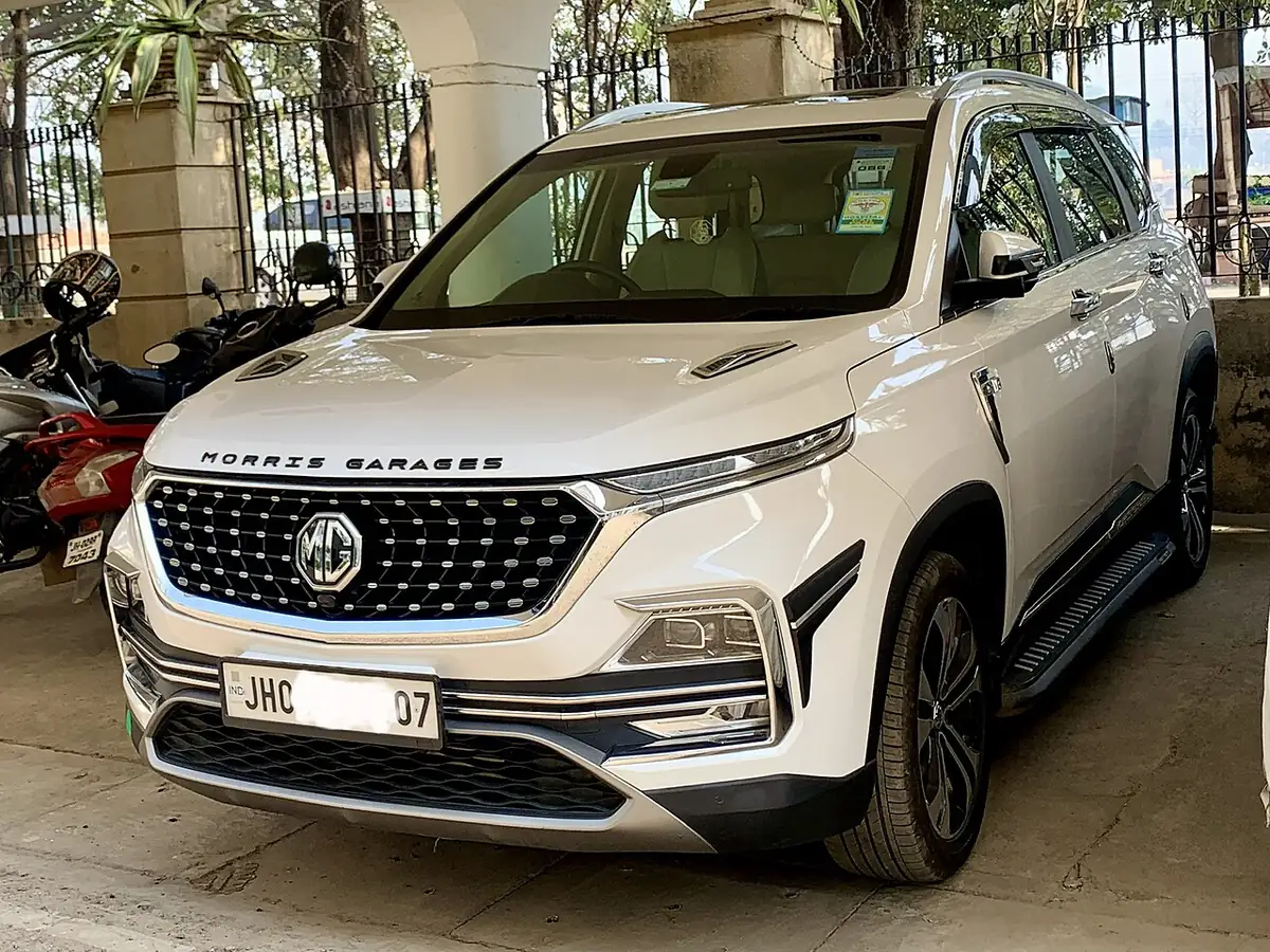 White earlier-styling Indian MG Hector viewed from the front and side
