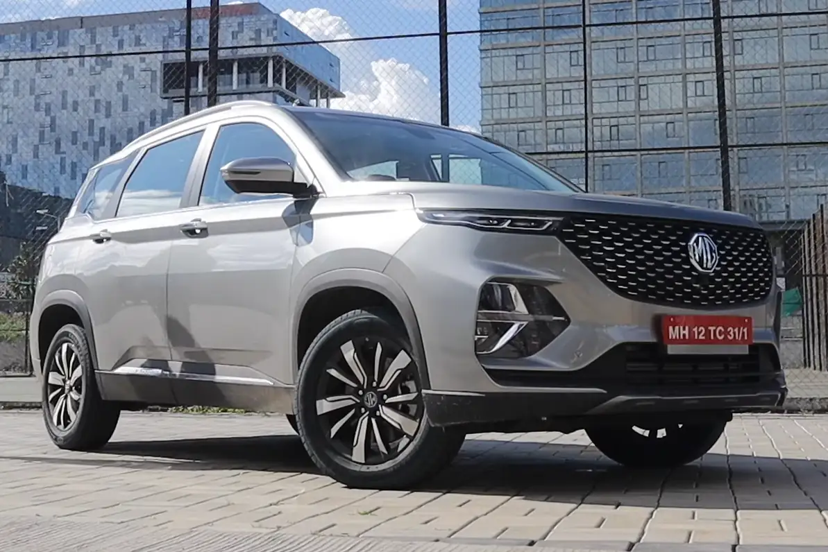 Silver original Indian MG Hector Plus viewed from the front and side