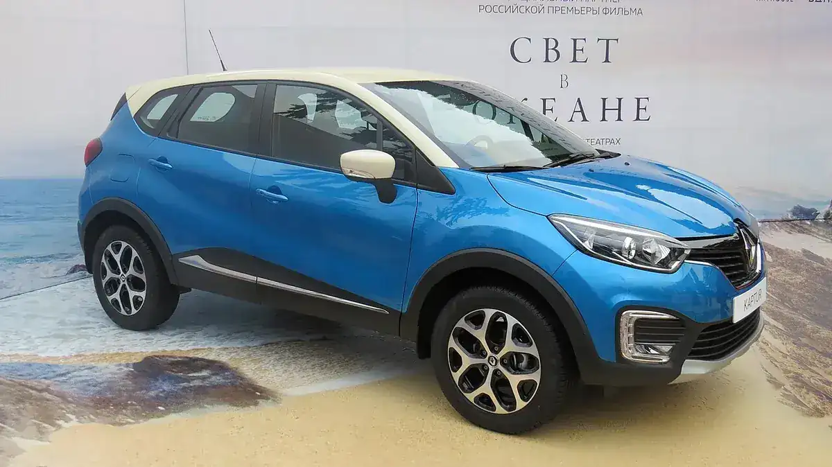 Blue B0-platform Renault Kaptur viewed from the front and side at an exhibition