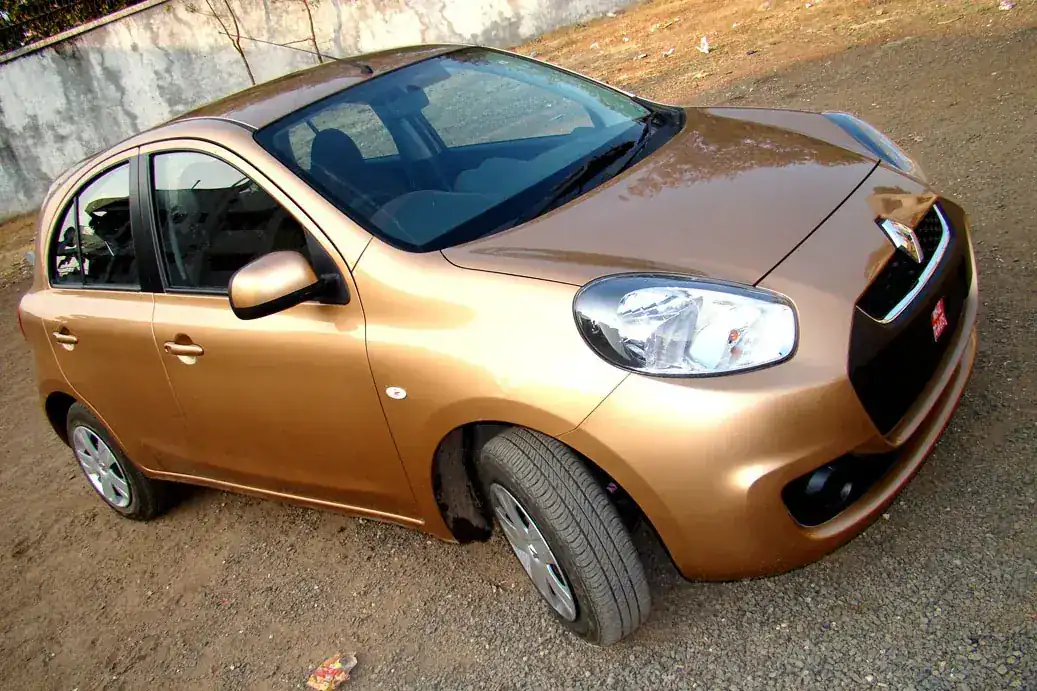 Copper-orange Renault Pulse hatchback viewed from the front and side