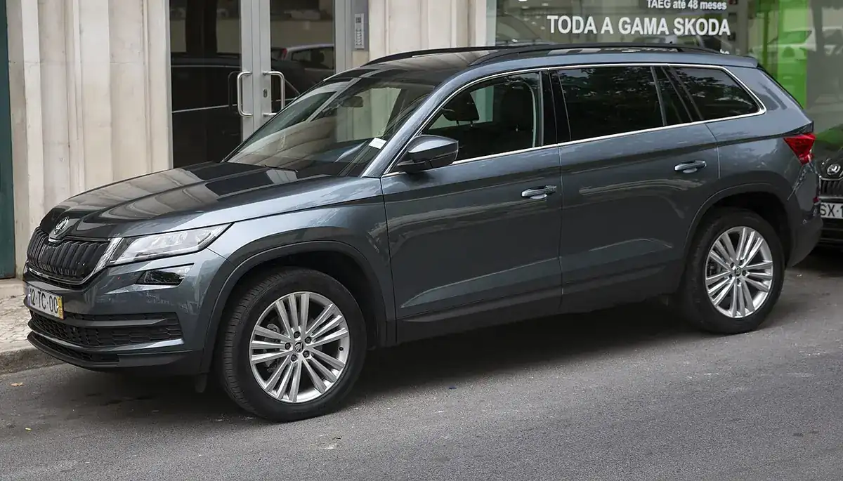 Grey first-generation Škoda Kodiaq seen from the front and side in Lisbon