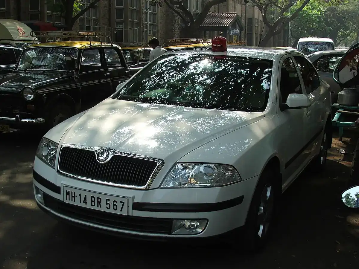 Silver Škoda Laura viewed from the front on a Mumbai street