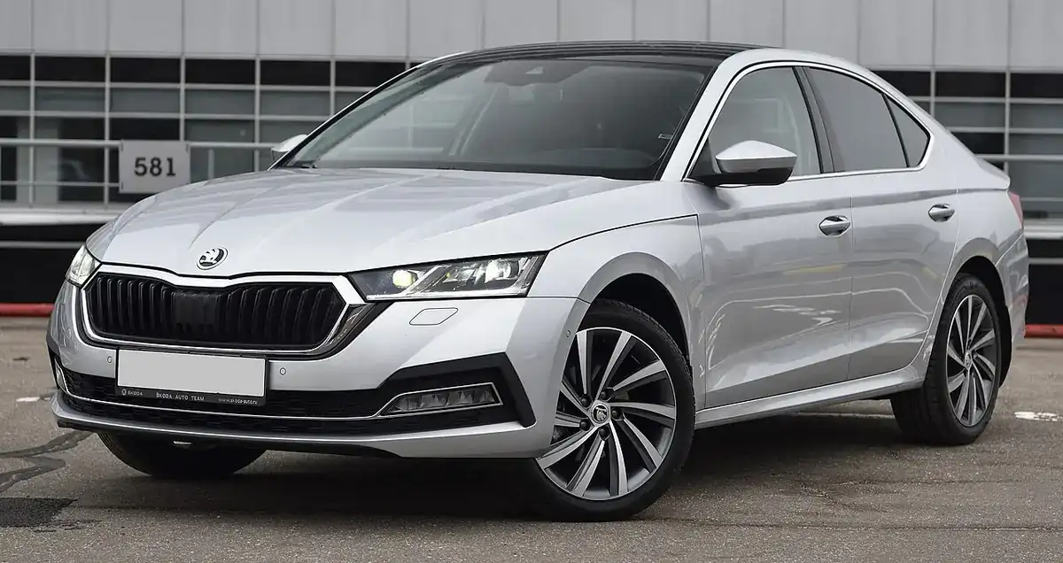 Silver regular fourth-generation Škoda Octavia liftback seen from the front and side