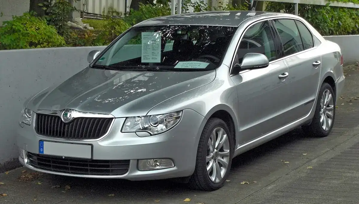 Silver second-generation Škoda Superb seen from the front and side