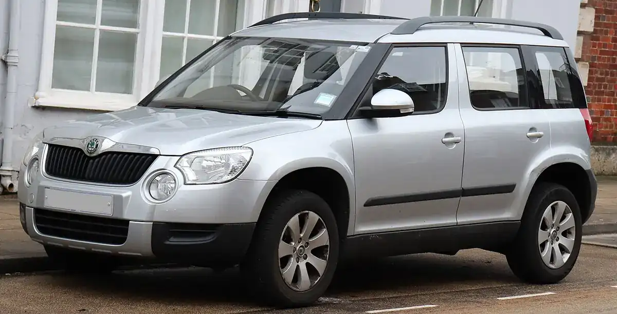 Silver pre-facelift Škoda Yeti seen from the front and side in Warwick