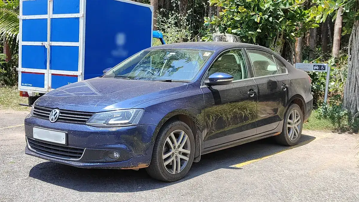Blue sixth-generation Volkswagen Jetta Highline TDI viewed from the front and side