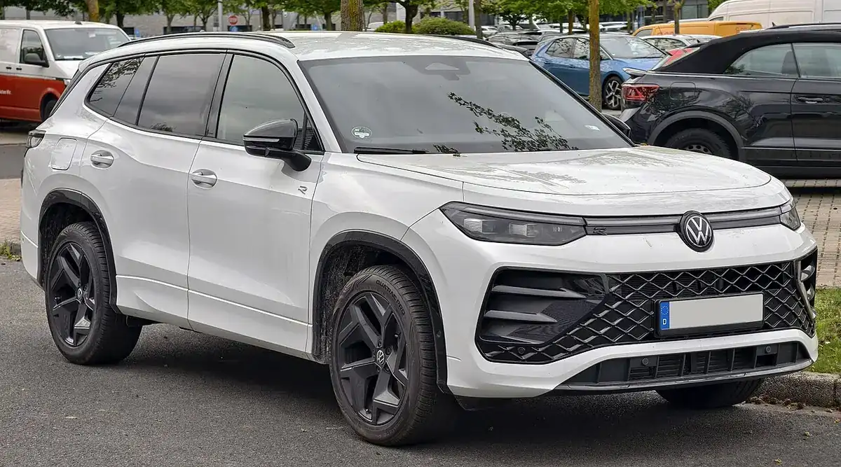 White second-generation Volkswagen Tayron R-Line viewed from the front and side