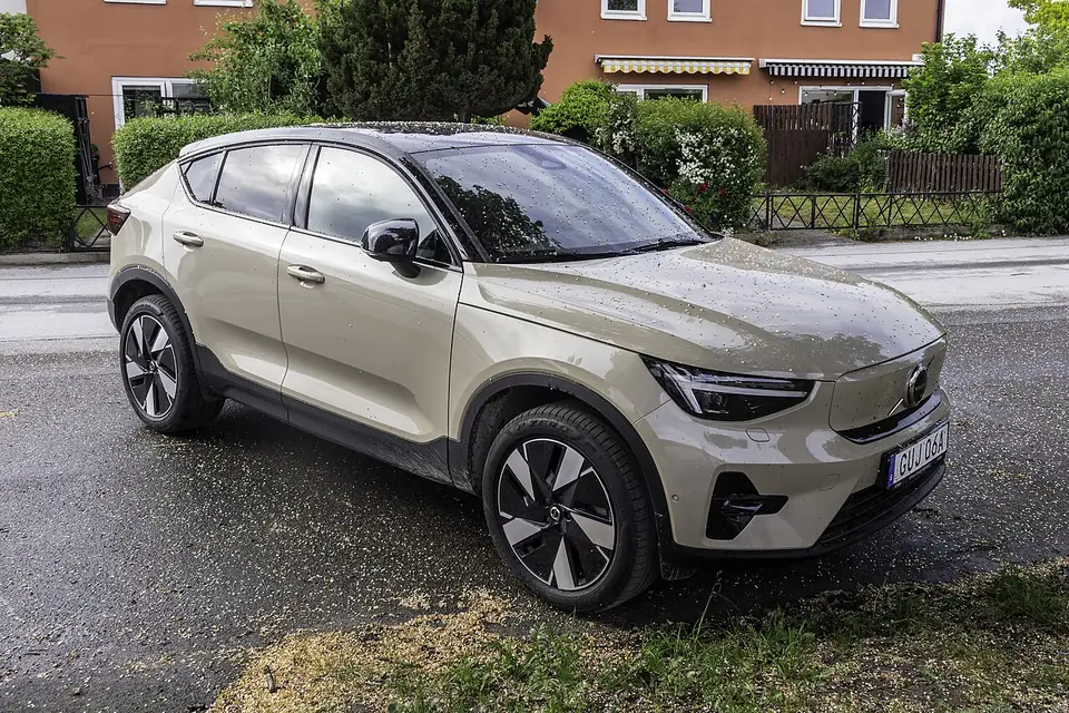 Light-coloured Volvo EC40 electric crossover seen from the front and side