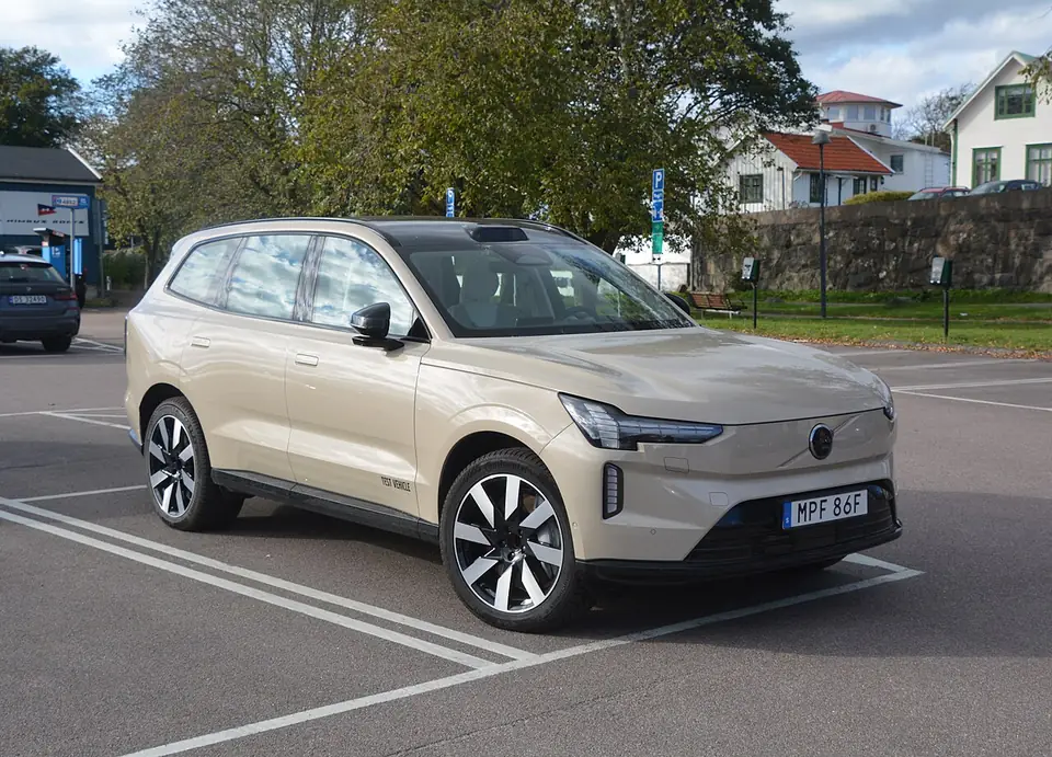 Light-coloured Volvo EX90 electric SUV seen from the front and side