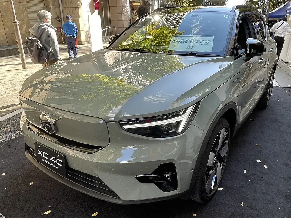 Light-coloured Volvo XC40 Recharge Twin Motor electric SUV seen from the front and side