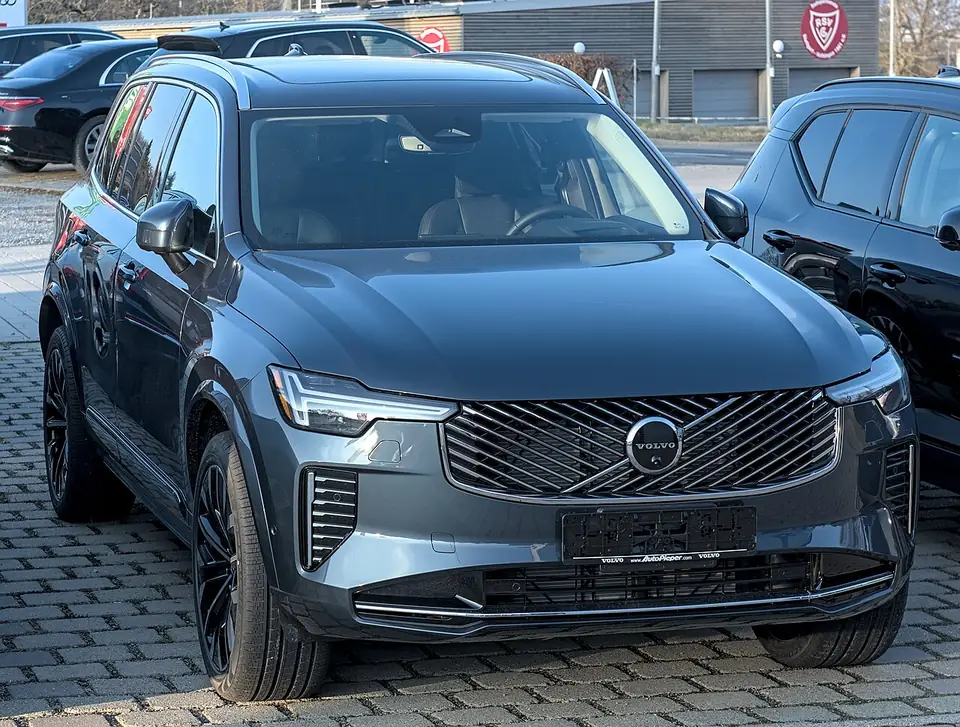 Dark grey Volvo XC90 second-generation facelift seen from the front and side